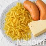 Κατσαρόλα ζυμαρικών με λουκάνικο και τυρί στο φούρνο